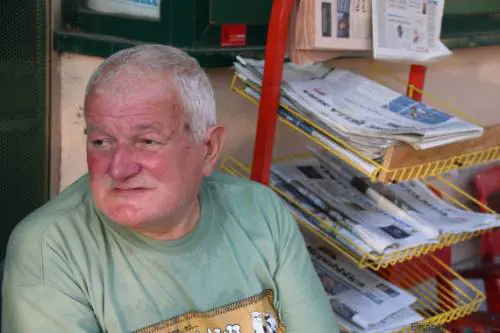 Tino l'edicolante senza edicola: "Vendo i giornali fuori dal chiosco"