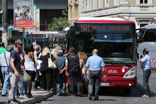 Mentre la giunta Raggi sprofonda nel caos a Roma un bus su due resta fermo