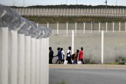 Chi non difende i suoi confini, poi non si lamenti dei muri