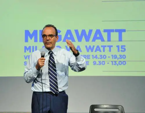 Parisi stronca la Lega Berlusconi fa il pompiere e predica l’unità a destra