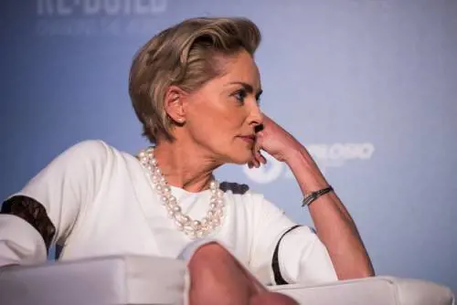Sharon Stone, il seno sfugge dal costume