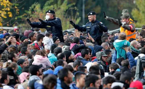 L'Austria schiera l'esercito lungo le frontiere e chiude i confini