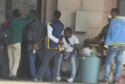 Quella guida che aiuta i migranti a ottenere l'asilo facile