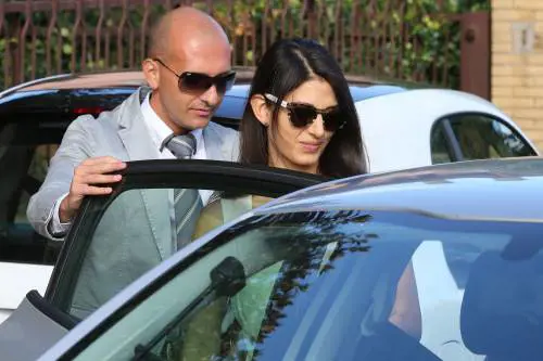 Raggi in affanno incontra i vertici: "A Roma stiamo risolvendo tutto"