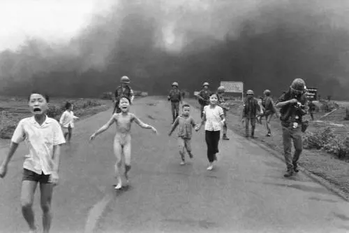 Zuckerberg censura la foto della bambina bruciata dal napalm