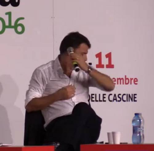 Renzi suda e s'annusa l'ascella  "Probabilmente puzzo anche"