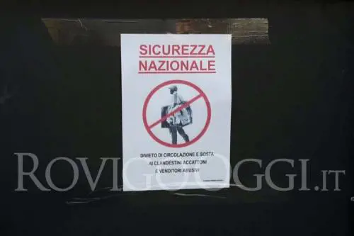 "Divieto di circolazione e sosta ai clandestini": il cartello contro i migranti
