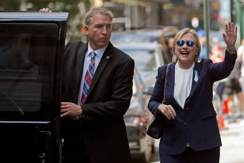 Hillary Clinton esce dalla casa della figlia dopo il malore