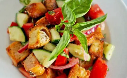 La panzanella e la ricchezza della tradizione culinaria contadina toscana