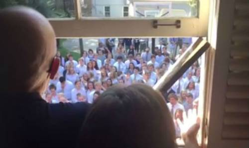 Insegnante malato di cancro: 400 studenti cantano sotto la sua casa