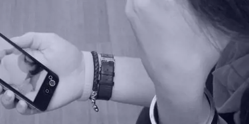 Mandava foto hard agli studenti minorenni, nei guai un prof di religione