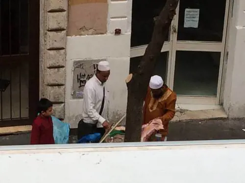 A Roma i kebabbari macellano la carne per strada