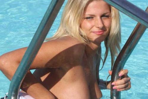 Incidente hot per Francesca Cipriani: cellulare esplode sul seno