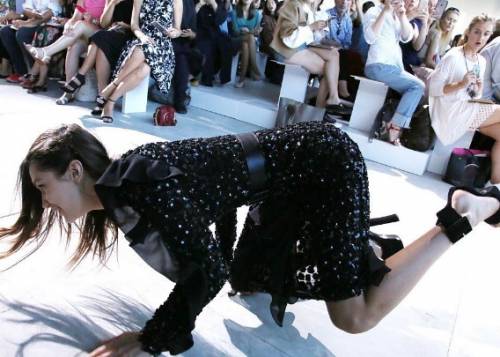 Bella Hadid sfila per Michael Kors e cade (clamorosamente) in passerella