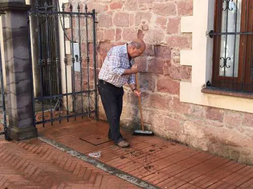 Bloccano le assunzioni: il sindaco e gli assessori costretti a pulire le strade