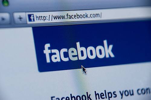 Genitori postano foto della figlia su facebook. Lei li porta in tribunale