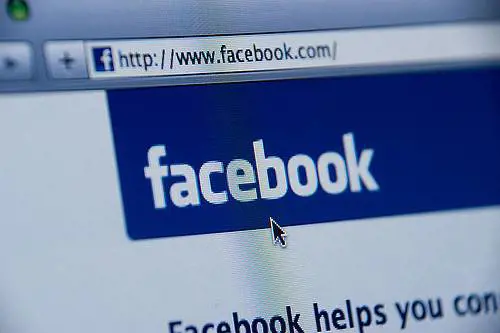 Genitori postano foto della figlia su facebook. Lei li porta in tribunale