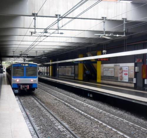 Roma, ragazzino cade sotto la metro: è grave