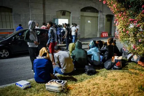 I profughi si ribellano al grido di "Jihad, Jihad"