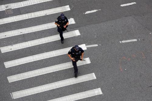Agenti aggrediti a colpi di mannaia a New York: quattro feriti