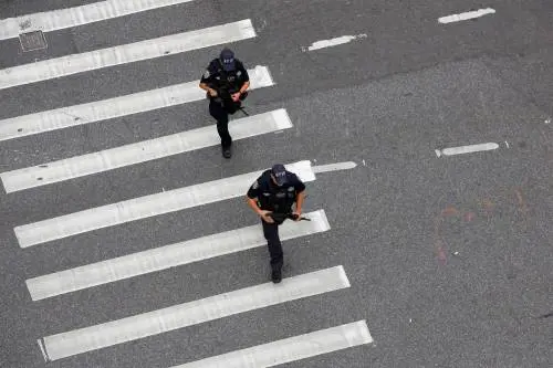 Agenti aggrediti a colpi di mannaia a New York: quattro feriti