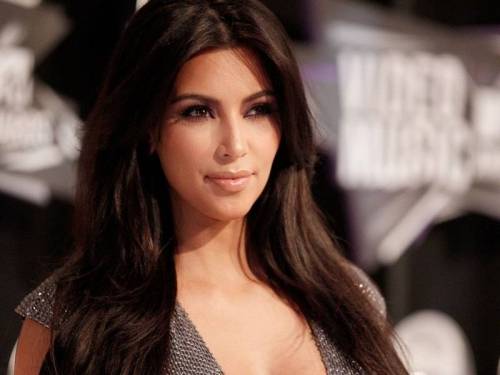 Il topless di Kim Kardashian manda in tilt il web