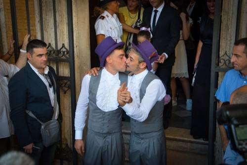 Unioni civili, Raggi sposa due gay: "Oggi nasce una nuova famiglia"