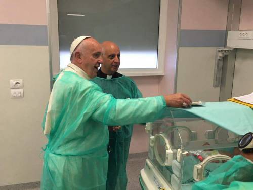Papa Francesco all'ospedale San Giovanni di Roma saluta i bimbi malati