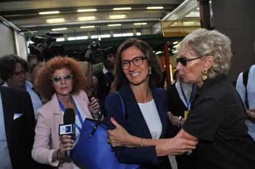 I politici restano in disparte: "Qui per ascoltare"