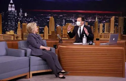 Hillary Clinton entra in studio e il presentatore mette la mascherina