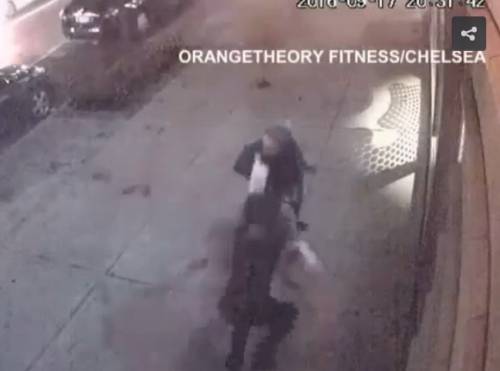 New York, lo scoppio visto da due telecamere di sicurezza