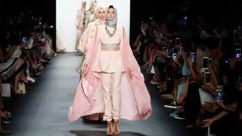 New York Fashion Week, per la prima volta le modelle sfilano con il velo