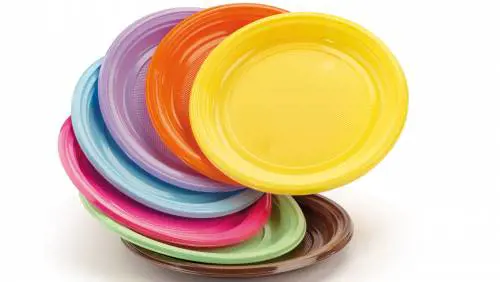Piatti di plastica addio: in Francia consentite solo stoviglie di carta