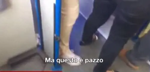Autista inneggia a Satana. ​Poi la corsa folle col bus
