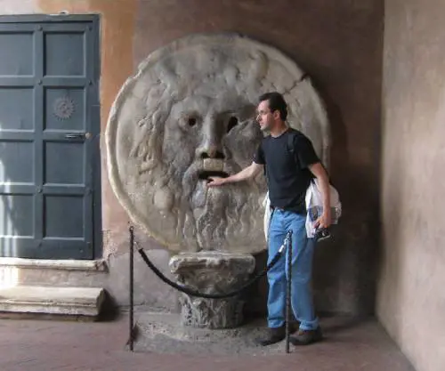 Ora la Bocca della Verità ha un prezzo: per una foto si sborsano 2 euro
