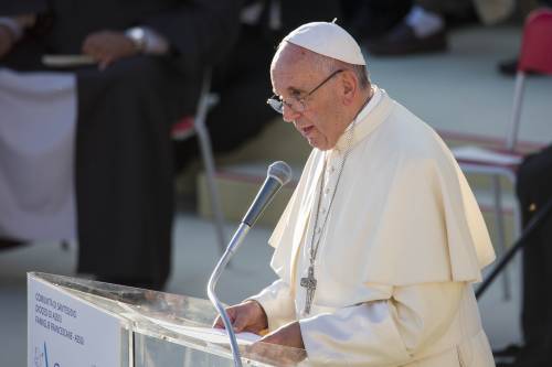 Il Papa demolisce il gender: "Una guerra al matrimonio"