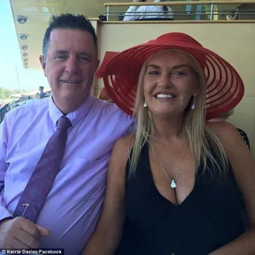 Scorda il portafoglio: il parrucchiere la blocca nel negozio