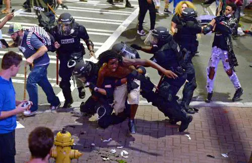 Usa, nuova notte di scontri a Charlotte