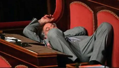 Si salvano i deputati fannulloni: stop alle riprese "non essenziali"