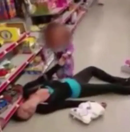 La madre va in overdose, la figlia di 2 anni cerca di rianimarla