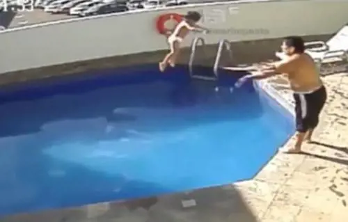 Condannato il patrigno che ha ucciso la figlia lanciandola nella piscina 
