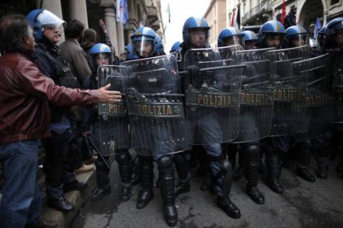 Poliziotti, la beffa del governo: "I miseri 45 euro non arrivano" 