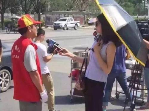 Interviste sui luoghi del tifone con ombrello e occhiali scuri: giornalista sospesa