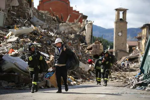 Misure urgenti per le aree terremotate. Renzi: "Non vi lasceremo soli"
