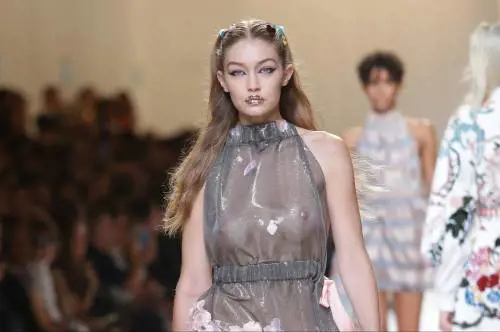 Gigi Hadid a seno nudo per Fendi