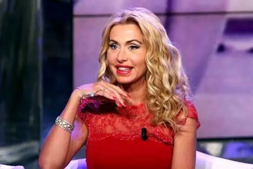 Grande Fratello, la Marini si mostra senza trucco. E sul web scatta l'ironia