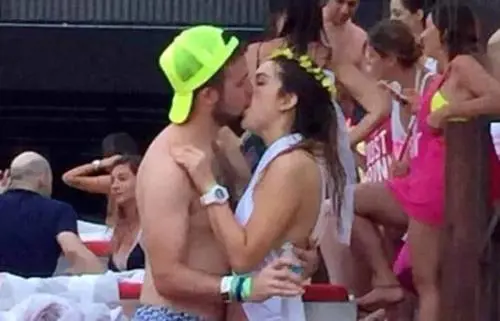 Bacia un uomo all'addio al nubilato. Il video diventa virale: finale tragico