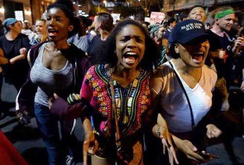 A Charlotte una pistola con le impronte di Keith Lamont Scott