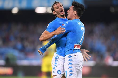 Il Napoli consolida il secondo posto: gli azzurri battono 2-0 il Chievo
