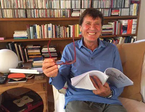 La risposta piccata di Morandi: "Oggi leggo, buona domenica"
